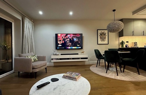 Redbridge House | ✪Spacious 3 Bed house. 9min Walk to tube. Free Parking. Hot Tub. Pet Friendly ✪