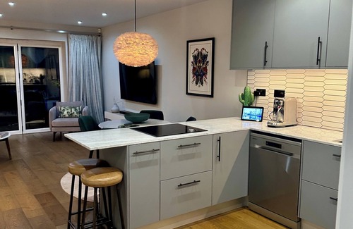 Redbridge House | ✪Spacious 3 Bed house. 9min Walk to tube. Free Parking. Hot Tub. Pet Friendly ✪