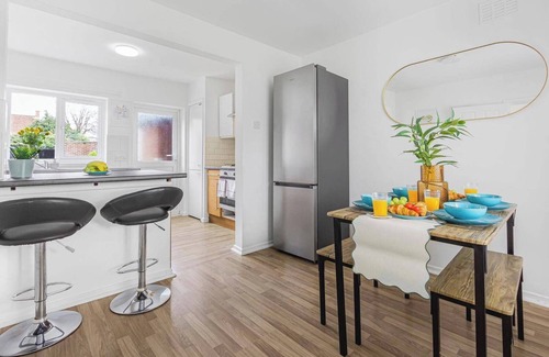 London Borough of Hounslow House | Spacious 3-bed House With car Park Near Heathrow