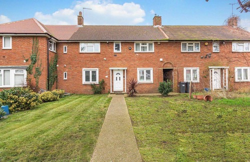 London Borough of Hounslow House | Spacious 3-bed House With car Park Near Heathrow