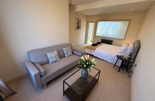 Parsons Green and Walham Apartment | Spacious 3 bed Kings Road SW6