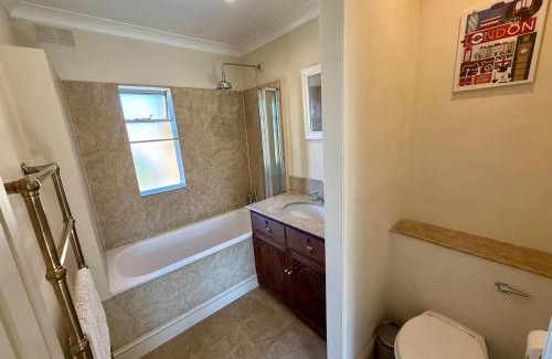 Parsons Green and Walham Apartment | Spacious 3 bed Kings Road SW6