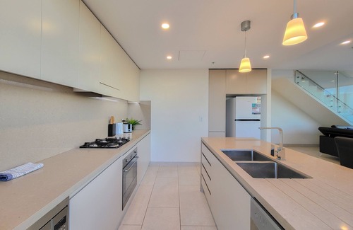 Kogarah Apartment | Spacious 3-Bed Penthouse with Perfect View