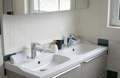Hawick Apartment | Spacious 3 Bed Terrace with Large Kitchen Diner