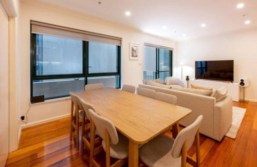 Melbourne Central Business District Apartment | Spacious 3-bed Unit in Melbourne CBD w Pool & Gym