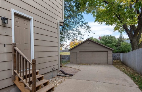 West Des Moines House | Spacious 3 Bedroom Home with Foosball