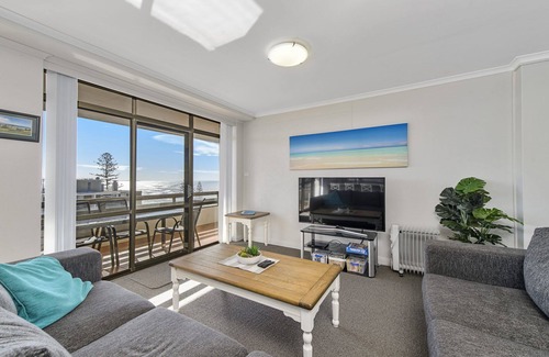 Port Macquarie Apartment | Spacious 3 Bedroom Renovated Unit With Wonderful Ocean Views