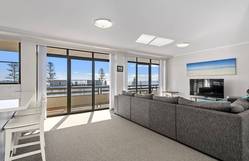 Port Macquarie Apartment | Spacious 3 Bedroom Renovated Unit With Wonderful Ocean Views