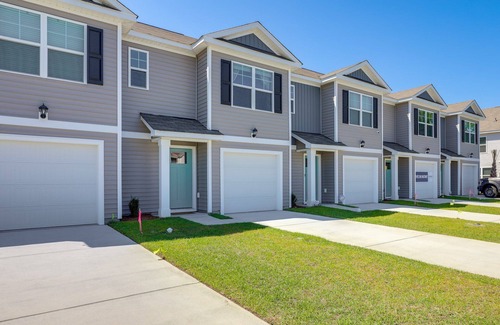 Garden City House | Spacious 3-bedroom townhome with AC in near Surfside Beach Pier