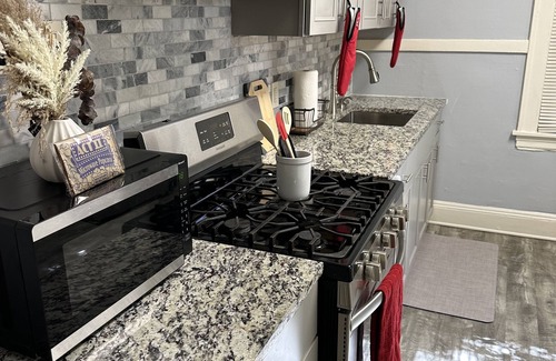 Ampere Apartment | Spacious 3 Bedroom 1 Bathroom Apartment 5 minutes to Seton Hall University