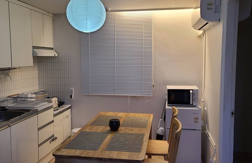 Dapsimni-dong Apartment | Spacious 3-bedroom/1 Kitchen/1bathroom/3AC in Seoul with WiFi