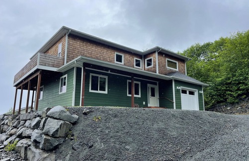 Sitka House | Spacious 3-bedroom, 2.5-bathroom - Molly Lane Rental