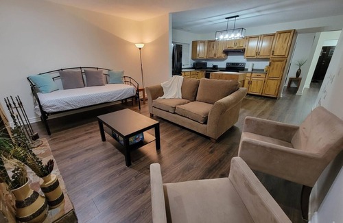 Guildford House | Spacious 3 bedroom 2 bathroom Unit in Guildford no stairs sleeps 13