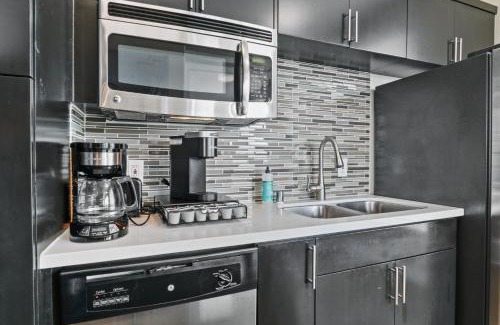 Del Rey Apartment | Spacious 3-Bedroom 3BTH Apt in Marina Del Rey! Pool, Hot Tub, Free Parking