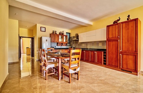 Marsalforn Apartment | Spacious 3-bedroom apartment near sea Marsalforn with AC, WiFi