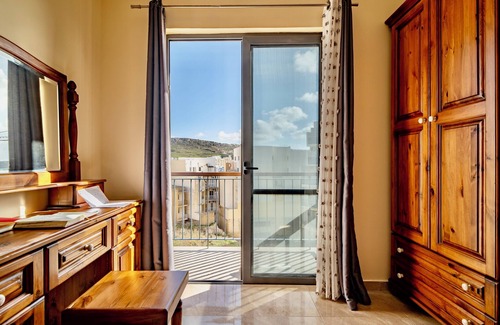 Marsalforn Apartment | Spacious 3-bedroom apartment near sea Marsalforn with AC, WiFi
