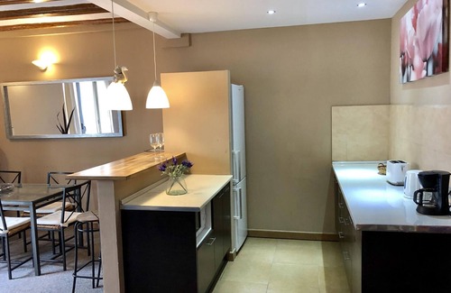 El Raval Apartment | Spacious 3-Bedroom Apartment in Central Barcelona with Modern Amenities