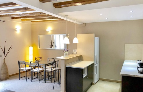El Raval Apartment | Spacious 3-Bedroom Apartment in Central Barcelona with Modern Amenities