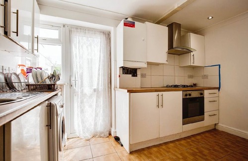 London Borough of Ealing Apartment | Spacious 3-bedroom apartment in Northolt near Heathrow