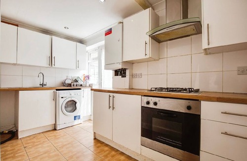 London Borough of Ealing Apartment | Spacious 3-bedroom apartment in Northolt near Heathrow