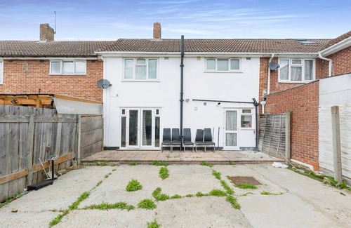 London Borough of Ealing Apartment | Spacious 3-bedroom apartment in Northolt near Heathrow