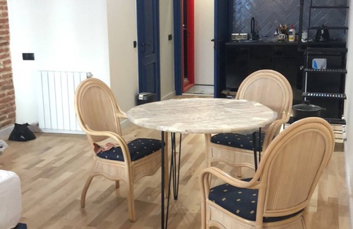 Tbilisi Apartment | Spacious 3-bedroom apartment with WiFi, AC in marvelous T'bilisi