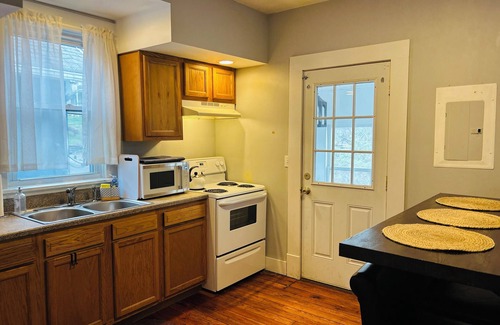 Catskill Apartment | Spacious 3-bedroom apartment in Catskill village - walkable to area attractions