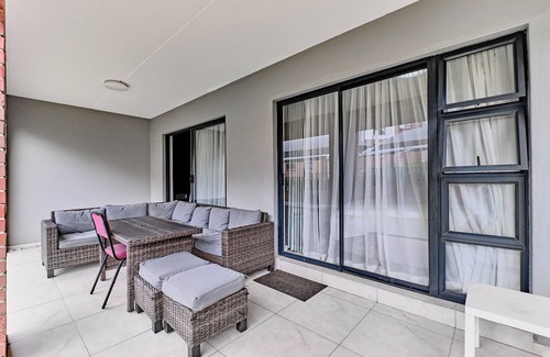 Greater Johannesburg Metropolitan Area Apartment | Spacious 3-bedroom apartment in enjoyable Randburg with WiFi, fitness room