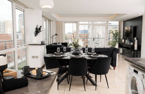 Belfast Central District Apartment | Spacious 3-bedroom apartment with balcony city view