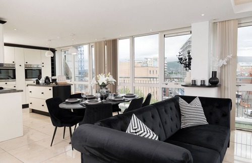 Belfast Central District Apartment | Spacious 3-bedroom apartment with balcony city view