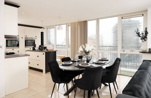 Belfast Central District Apartment | Spacious 3-bedroom apartment with balcony city view