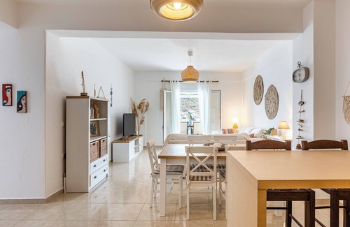 Merichas Apartment | Spacious 3-bedroom apartment with AC, WiFi in charming Kythnos Island