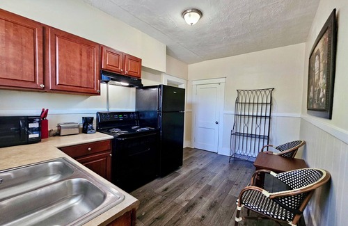 Vollintine-Evergreen Apartment | Spacious 3-bedroom apartment in nice Midtown Memphis near Beale st with AC