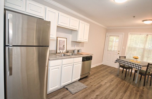 Athens Apartment | Spacious 3-bedroom apartment in cool Athens with WiFi, AC
