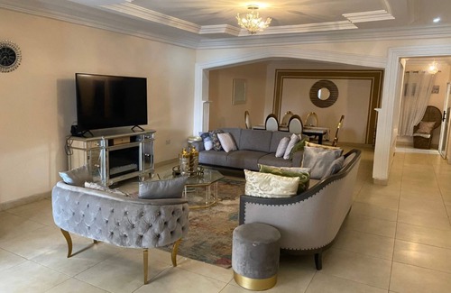 Osu Klottey Apartment | Spacious 3-bedroom apartment with WiFi and AC in East Legon Accra