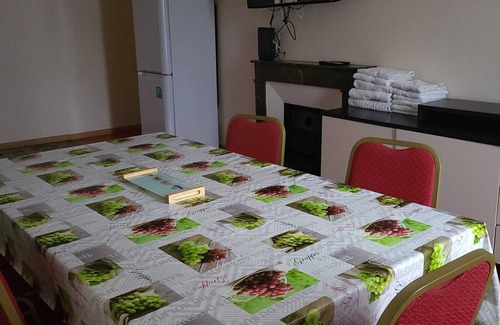 Roanne Apartment | SPACIOUS 3-BEDROOM APT (APT N°15)