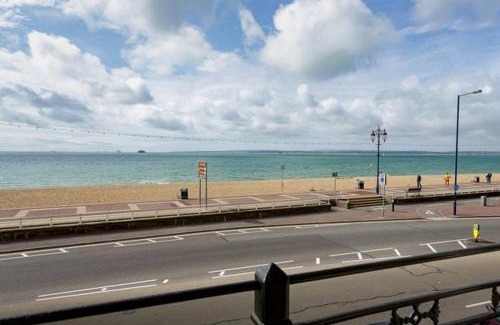 Southsea Apartment | Spacious 3 bedroom Beachfront property with amazing sea views!