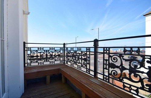 Southsea Apartment | Spacious 3 bedroom Beachfront property with amazing sea views!