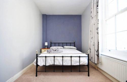 Southsea Apartment | Spacious 3 bedroom Beachfront property with amazing sea views!