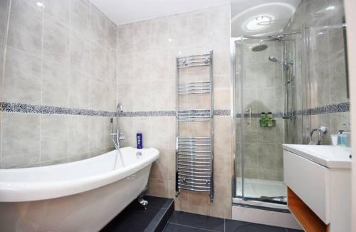 Southsea Apartment | Spacious 3 bedroom Beachfront property with amazing sea views!