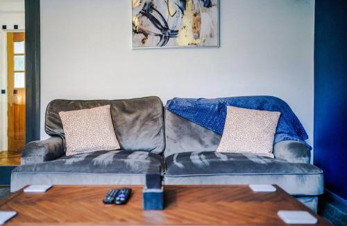 Leeds House | Spacious 3 bedroom close to Leeds city centre with parking - Short Stay Leeds