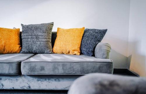 Leeds House | Spacious 3 bedroom close to Leeds city centre with parking - Short Stay Leeds
