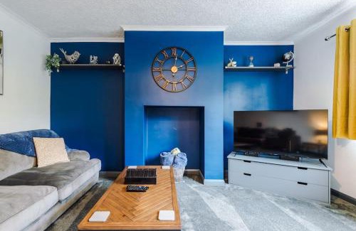 Leeds House | Spacious 3 bedroom close to Leeds city centre with parking - Short Stay Leeds