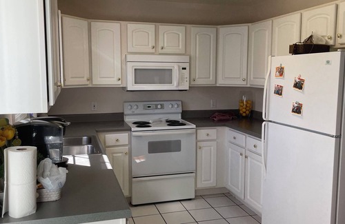Bristol Condo | Spacious, 3 bedroom condo for longer term use. work, insurance claims needs, etc