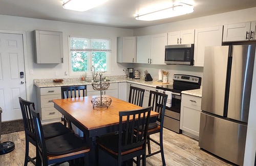 Sand Lake Condo | Spacious 3-bedroom Duplex, sleeps 6, heated garage and close to shopping.nn