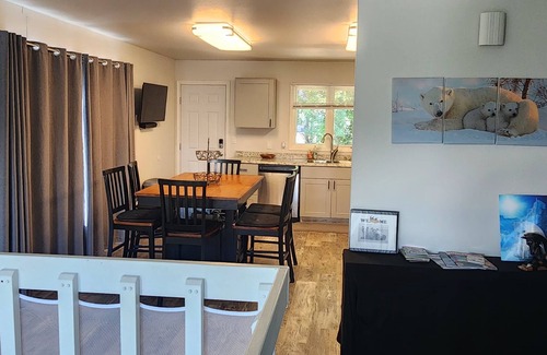 Sand Lake Condo | Spacious 3-bedroom Duplex, sleeps 6, heated garage and close to shopping.nn