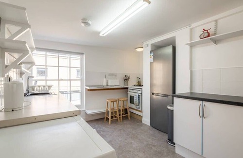 Cambridge City Centre Condo | Spacious 3 Bedroom Flat In HEART Of City Centre