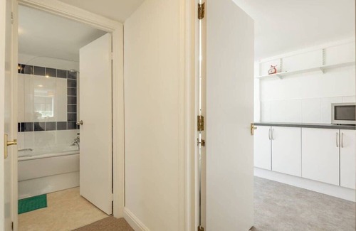 Cambridge City Centre Condo | Spacious 3 Bedroom Flat In HEART Of City Centre