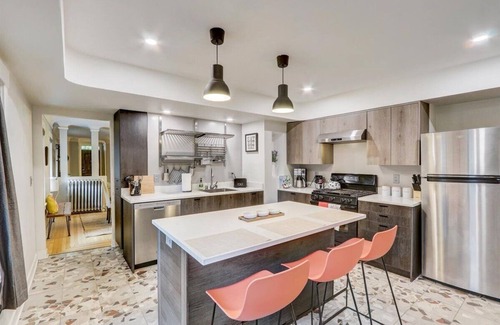Lower East Side Apartment | Spacious 3 bedroom Farmhouse. Walkable to Brady St!