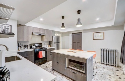 Lower East Side Apartment | Spacious 3 bedroom Farmhouse. Walkable to Brady St!